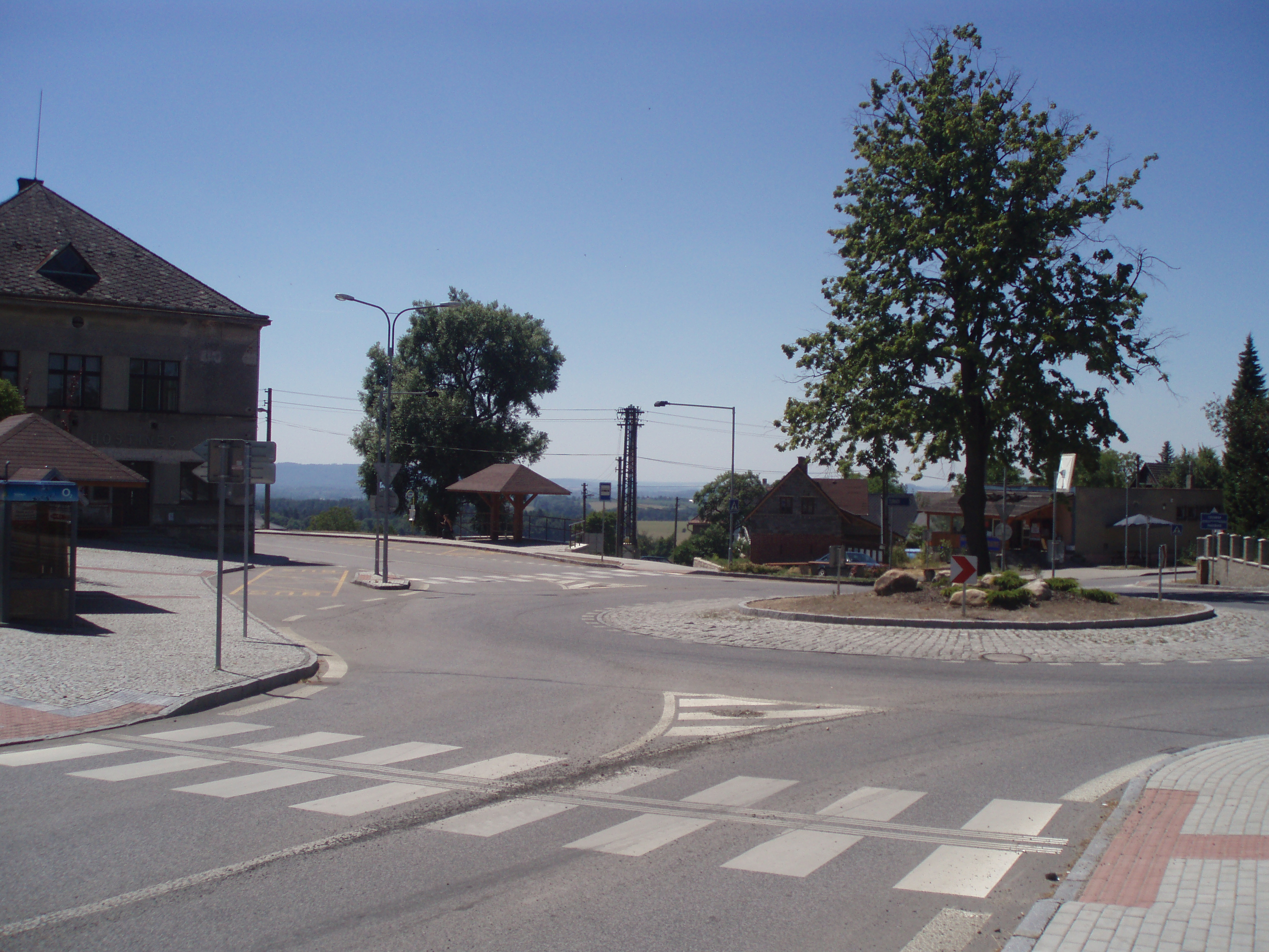 Komunikace, zpevněné plochy a veřejná zeleň v centru obce Jenišovice