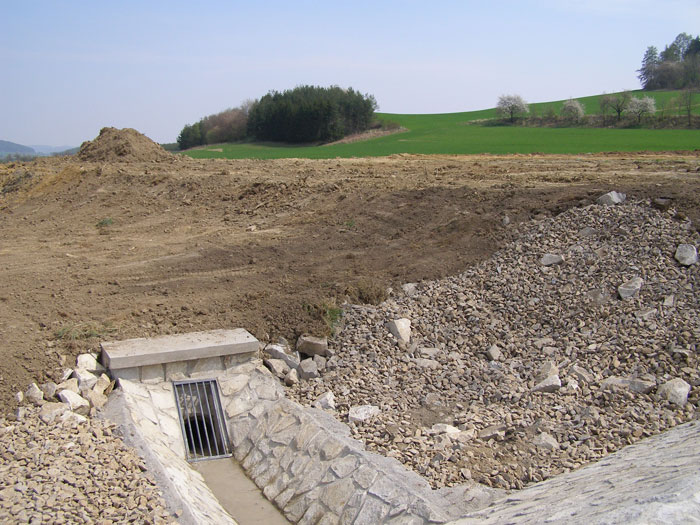 Rybník Chlumany - revitalizace rybníka, rekonstrukce hráze, bezpečnostní přepad