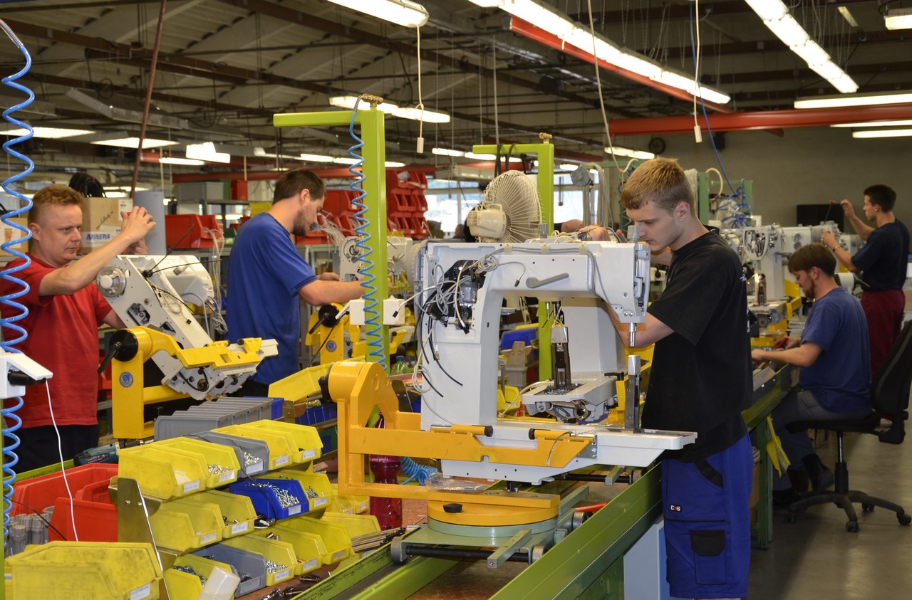 Zavedení sériové výroby průmyslových šicích strojů nové středně těžké řady