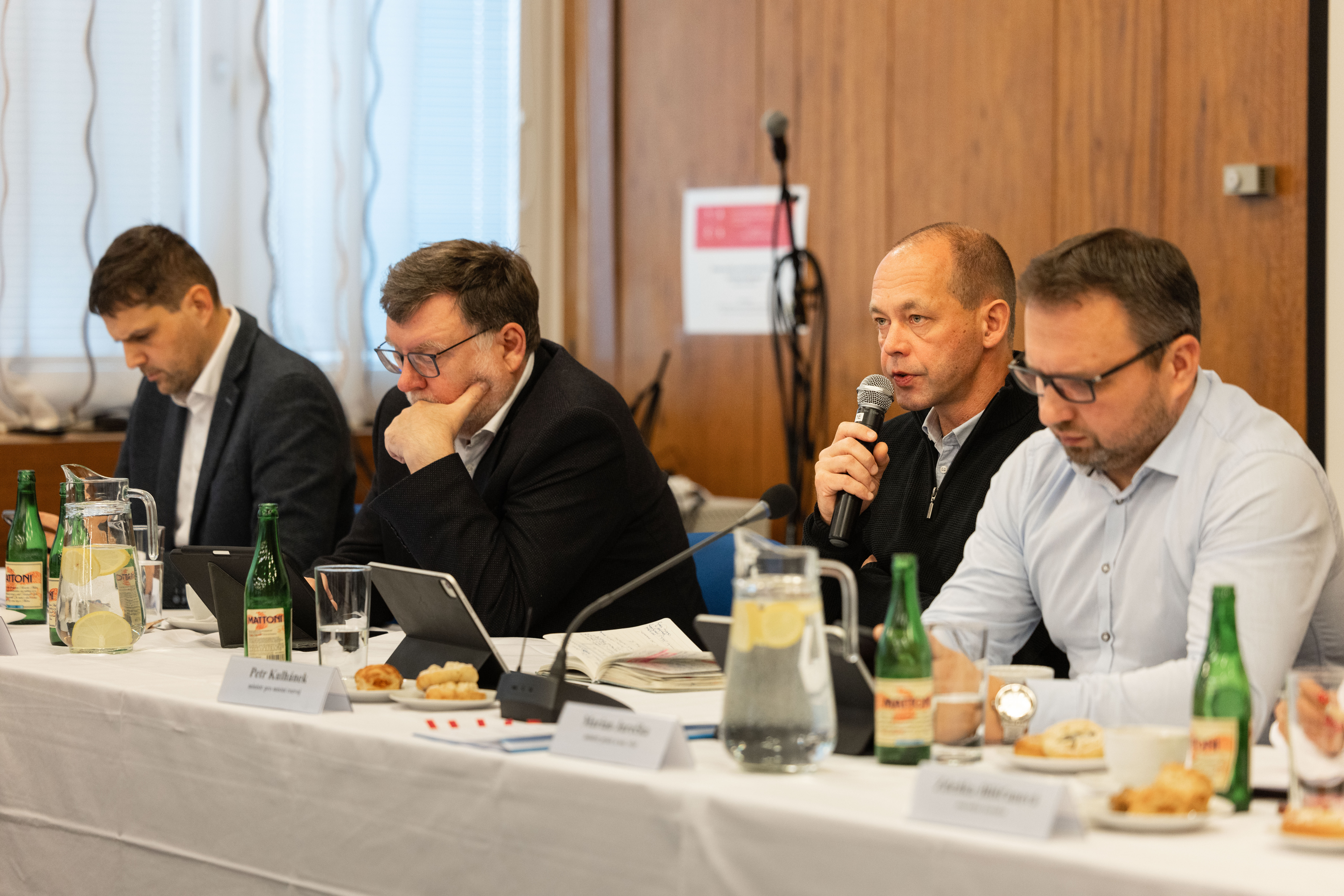 Povodňová pomoc státu: miliardy korun míří na prvotní podporu i následnou obnovu, ministři opět vyrazili do zasažených regionů