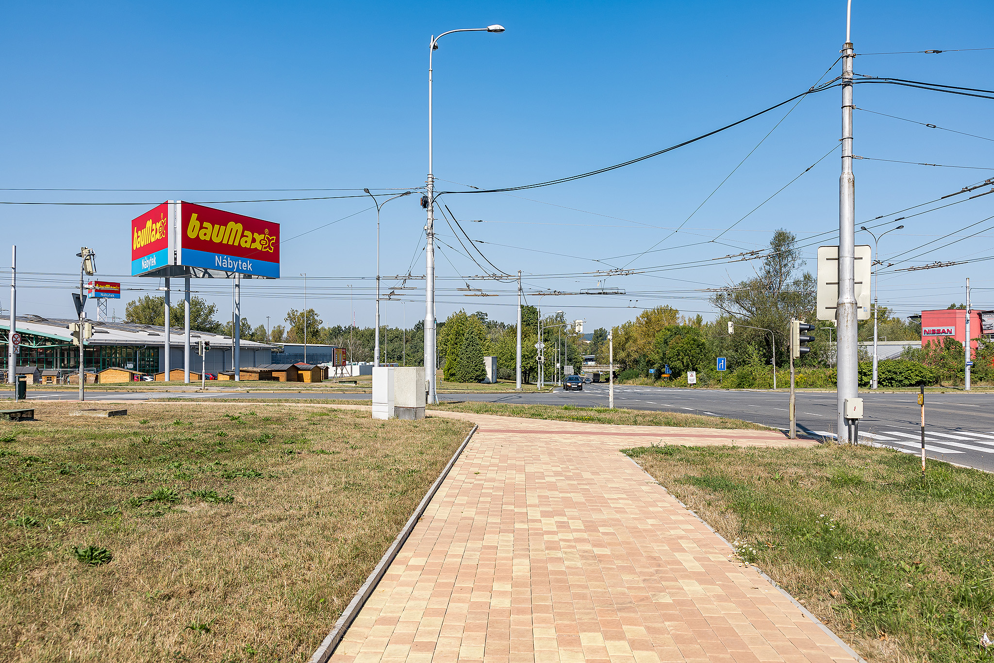 Spojovací chodník podél ulic Novoveská a Novinářská