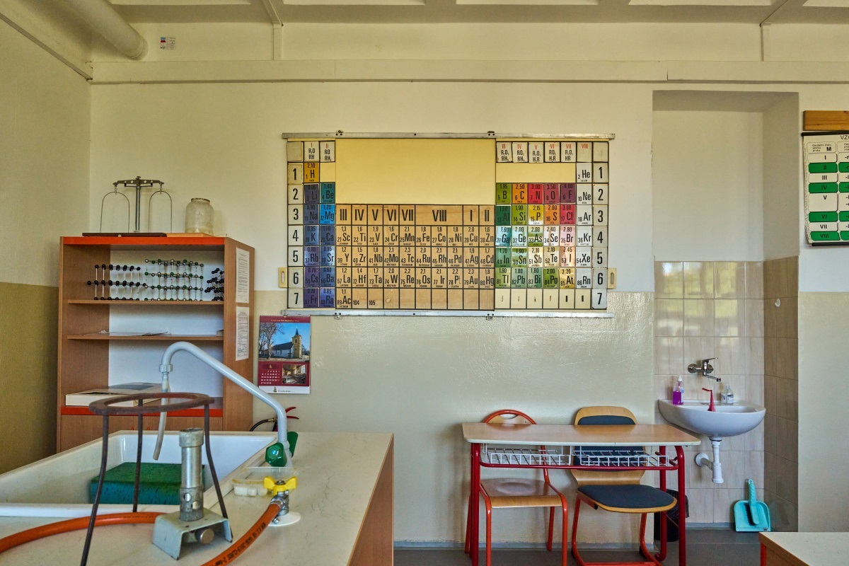 ZŠ Karlovy Vary Poštovní 19 - Příroda mého okolí (učebna chemie a kabinet včetně schodišťové plošiny)   