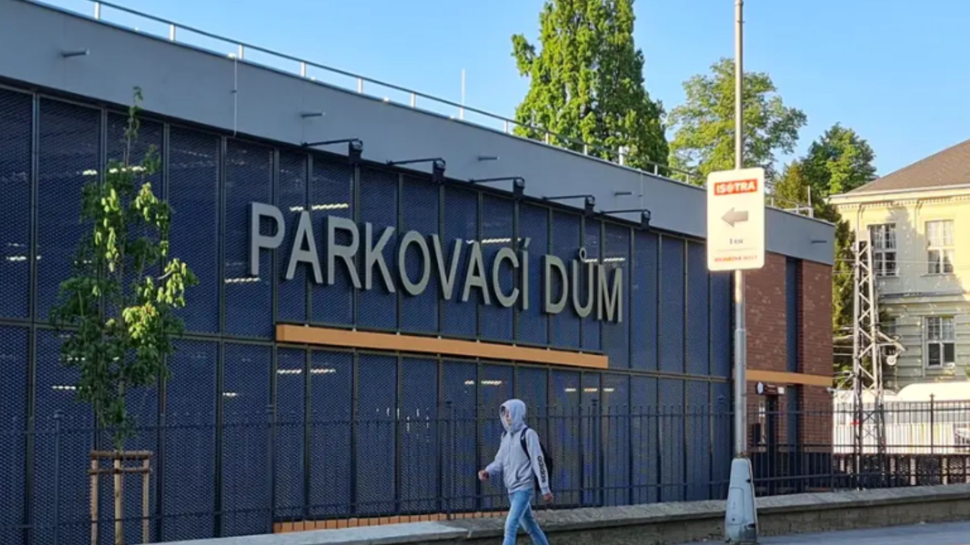 Kde fondy EU pomáhají: Parkovací dům proměnil okolí nádraží v Opavě. Šťastnější jsou řidiči i chodci
