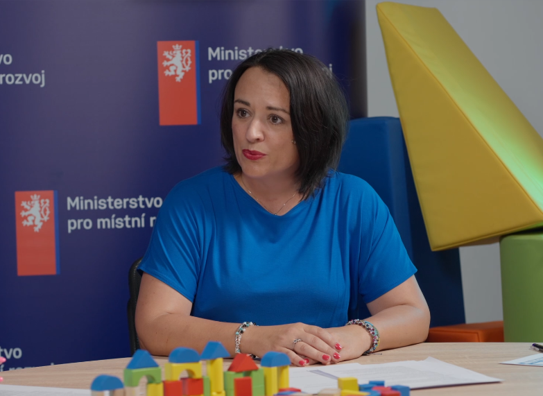 Ve třetím díle podcastu Stavíme na faktech se dozvíte, jak Česko úspěšně čerpá miliardy z evropských fondů a co čeká naše regiony