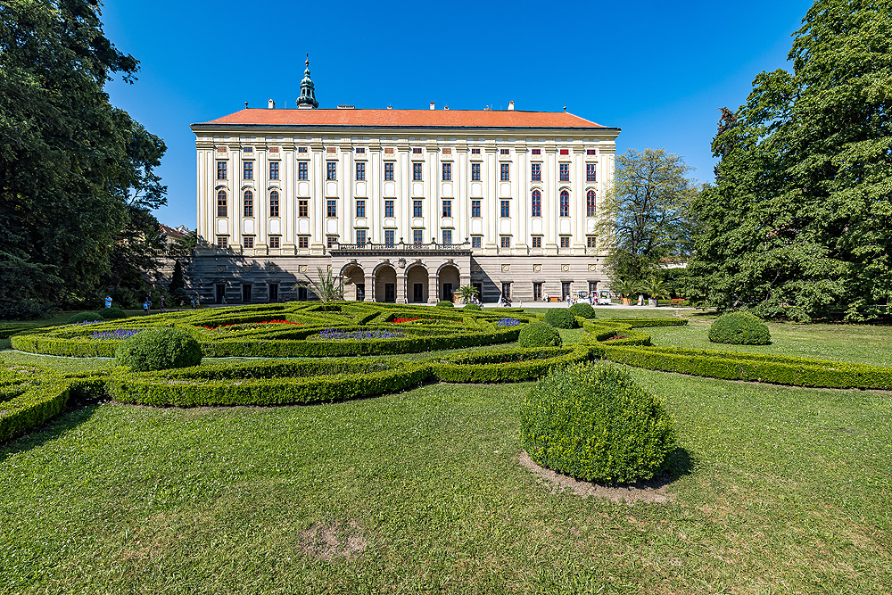 Na rekonstrukci zámku v Kroměříži jsme poskytli přes 202 milionů korun z IROP. V podpoře kultury pok