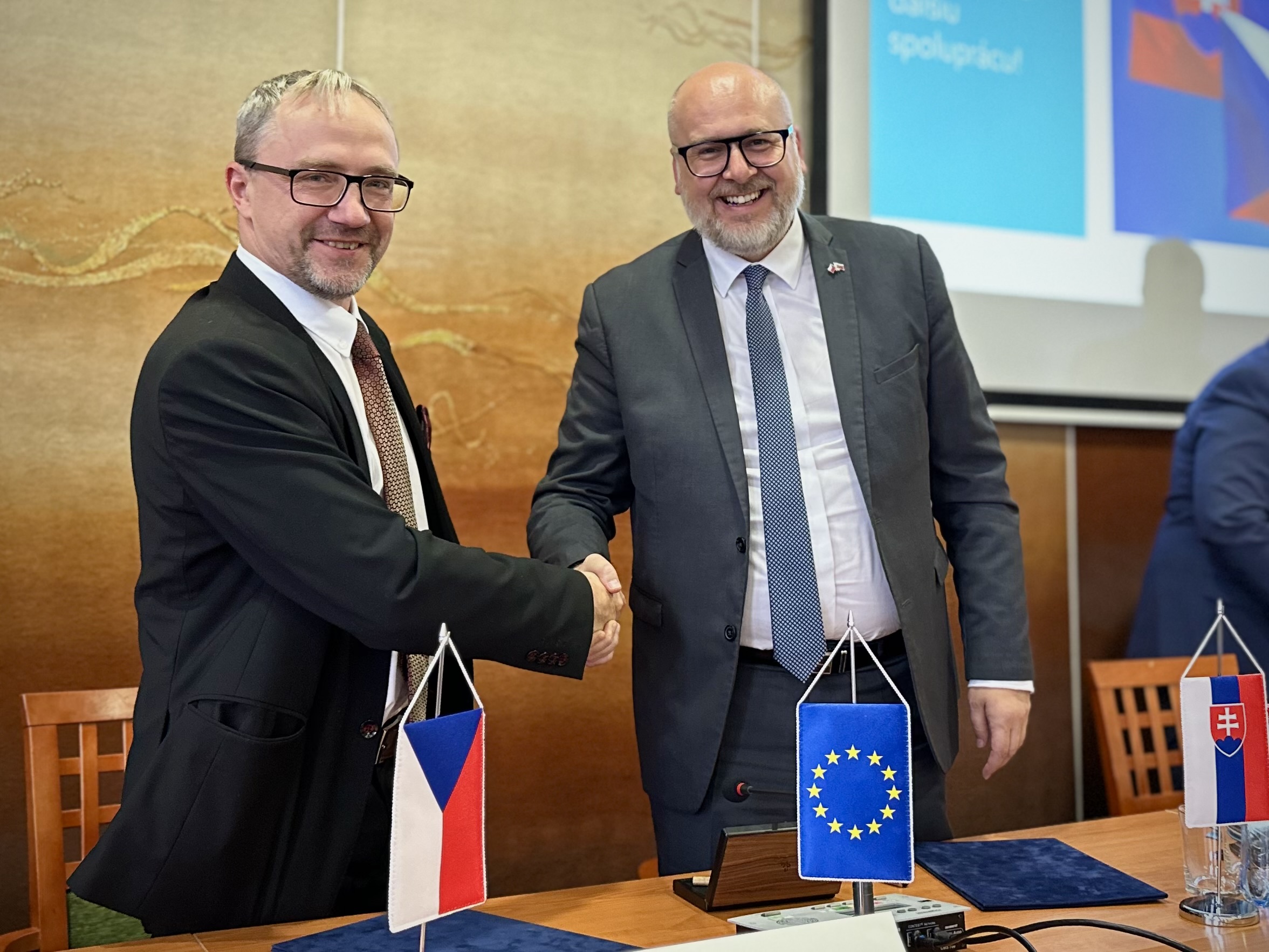 Nové pracovní skupiny, společná cvičení záchranářů nebo volný průjezd sanitek. V Čadci jednala Česko