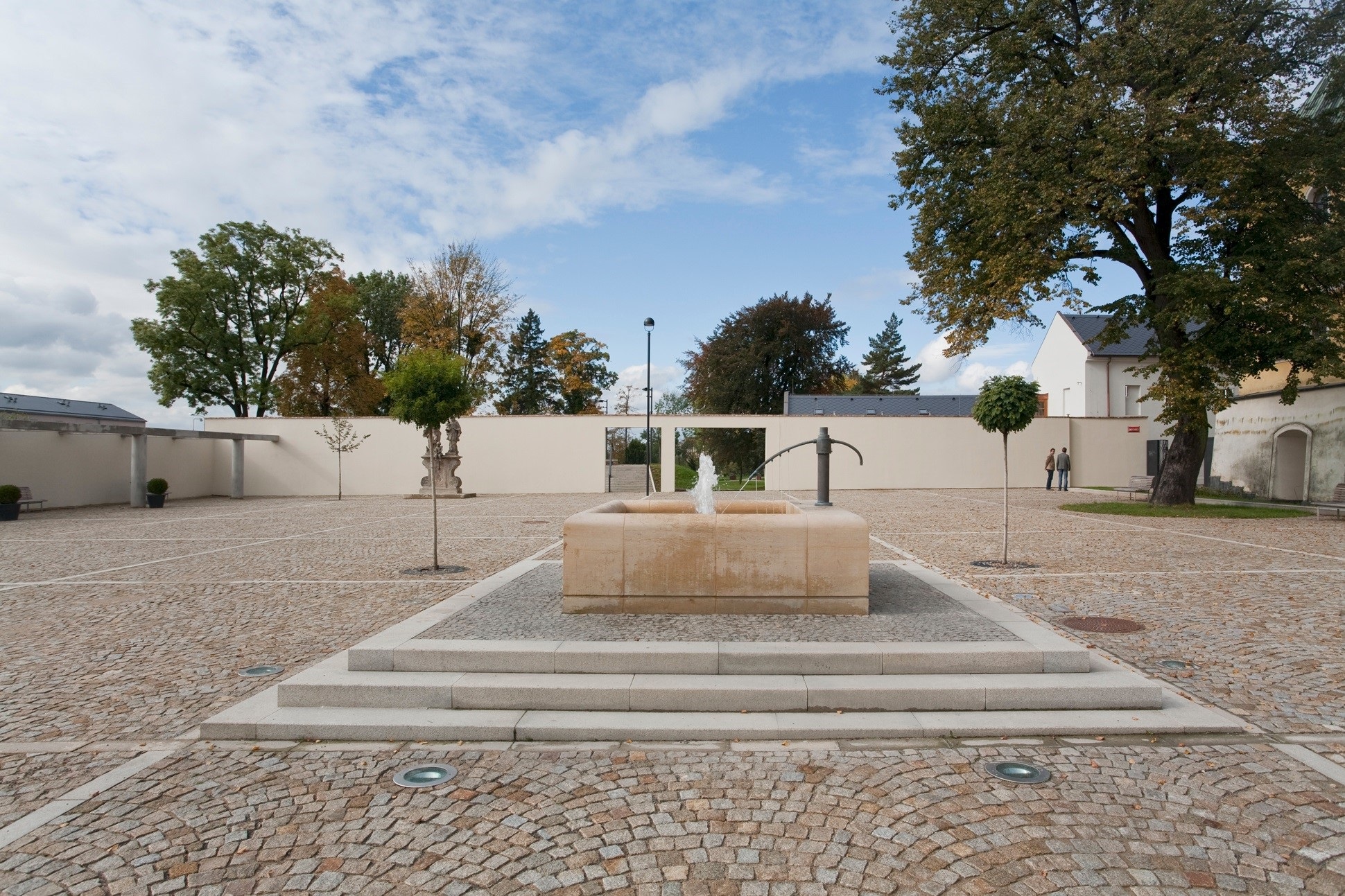 AMFITEÁTR A ZÁPADNÍ KŘÍDLO ZÁMKU, Centrum města Velká Bystřice - oživení Zámeckého areálu