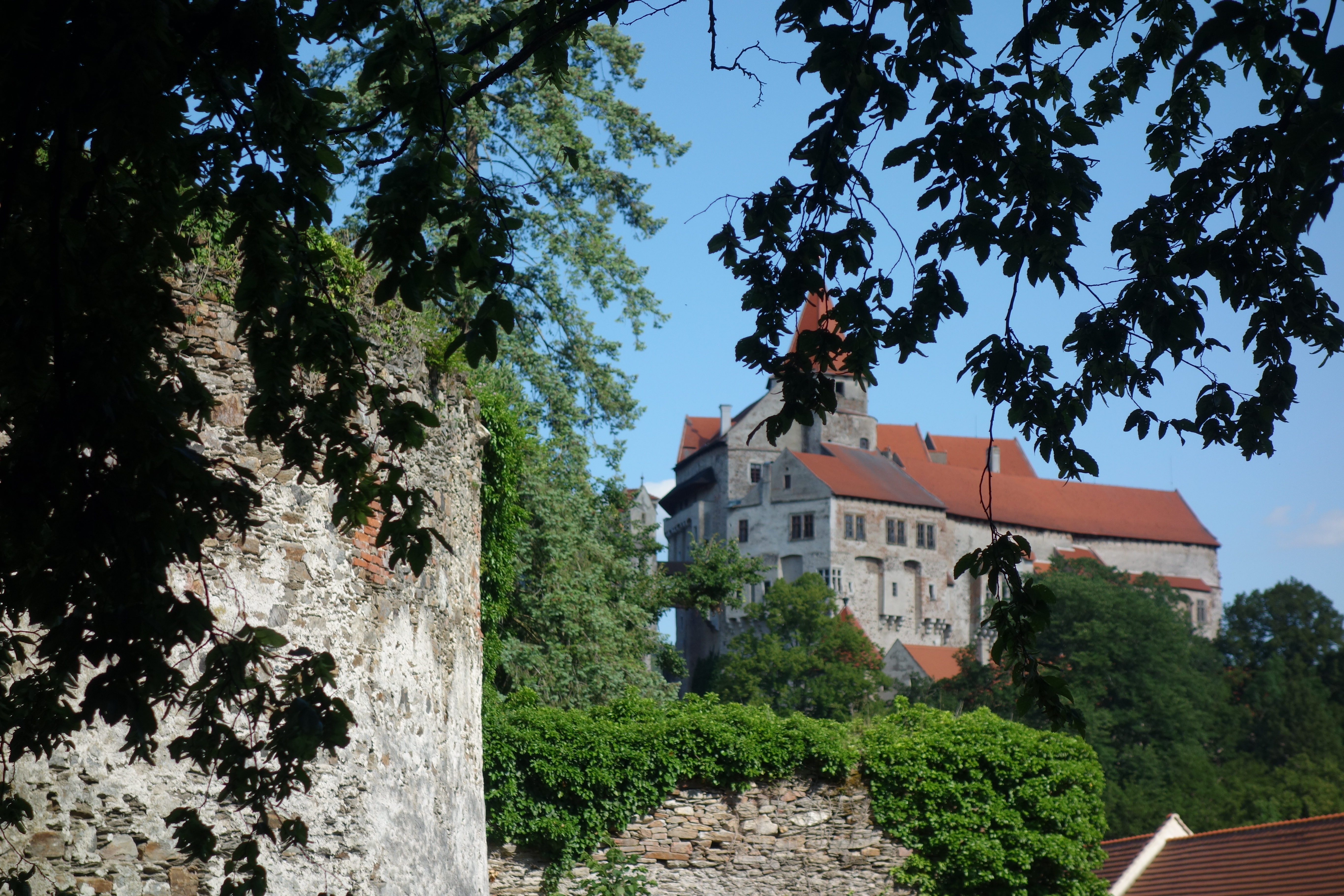 Po naučných stezkách na hrad Pernštejn